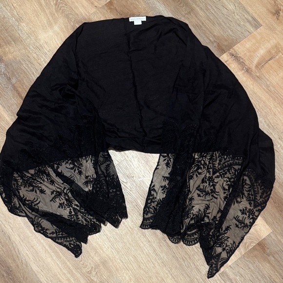 Carolina Amato Elegant Black Lace Wrap - Picture 1 of 5